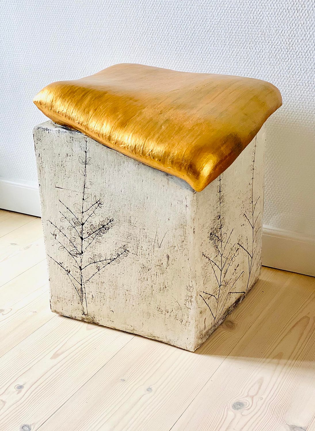 Seating clay-sculpture-engholm-michelsen-gold-pillow-pudestol