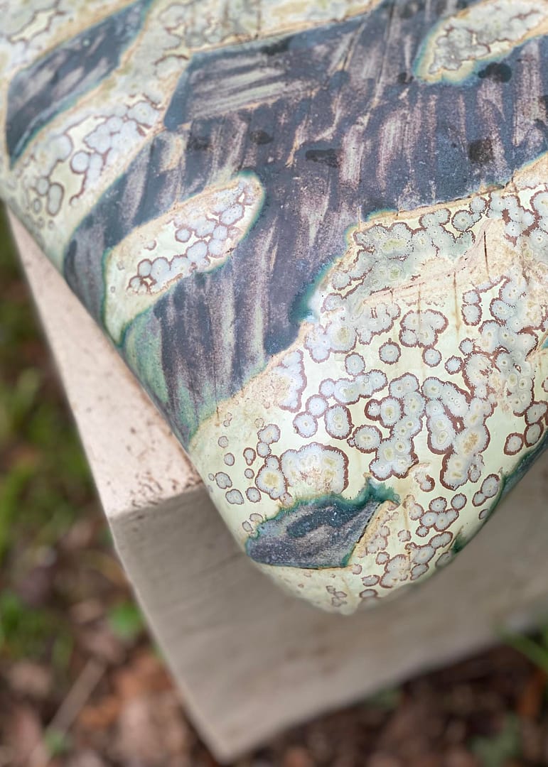 Detaljebillede af en grønglaseret keramisk pude